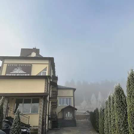 Poeziya Mandriv Hotel