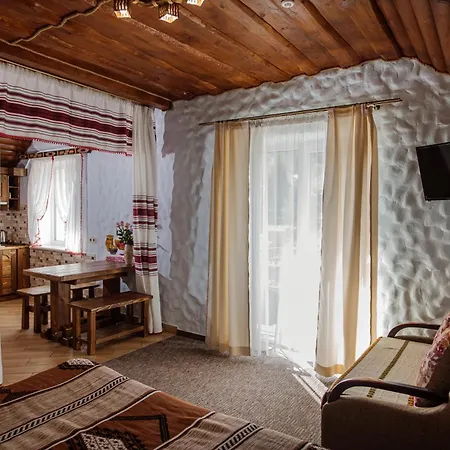 Poeziya Mandriv Hotel